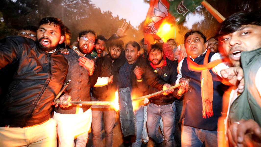 Протест против правительства штата Керала за то, что он разрешил женщинам нарушать древний запрет и входить в храм Сабаримала