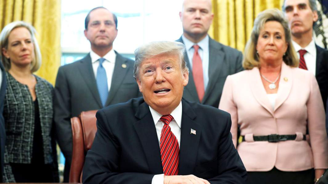 Президент США Дональд Трамп беседует с журналистами о защите границ США на встрече в Овальном кабинете Белого дома в Вашингтоне