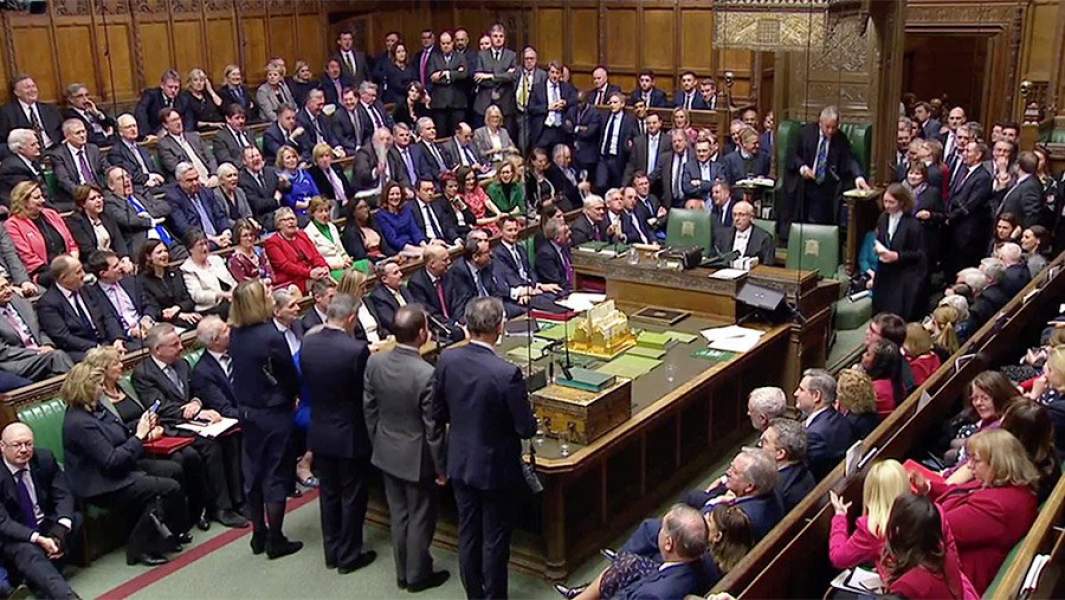 Парламент большинством голосов оставил Терезу Мэй на посту премьер-министра