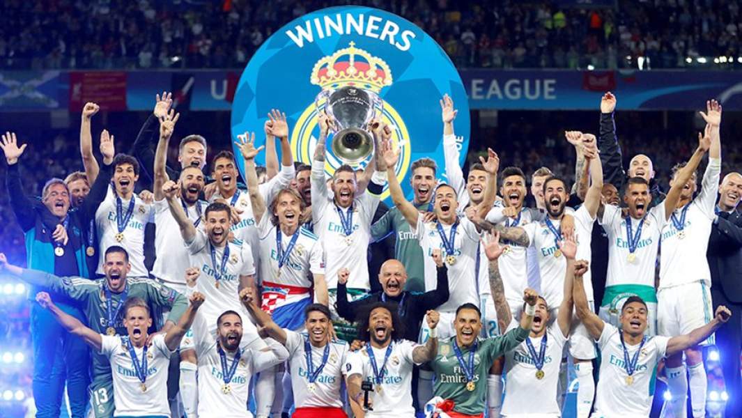 Игроки футбольного клуба «Реал Мадрид» радуются победе в финальном матче Лиги Чемпионов по футболу сезона 2017/18
