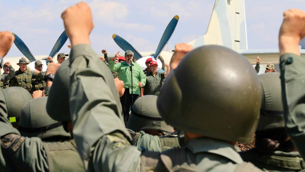 Президент Венесуэлы Николас Мадуро беседует с солдатами во время военных учений в Маракае