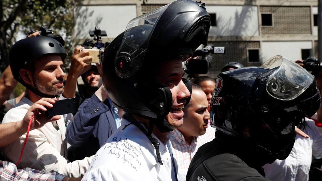 Лидер венесуэльской оппозиции и самопровозглашенный временный президент Хуан Гуайдо во время акции протеста в Каракасе