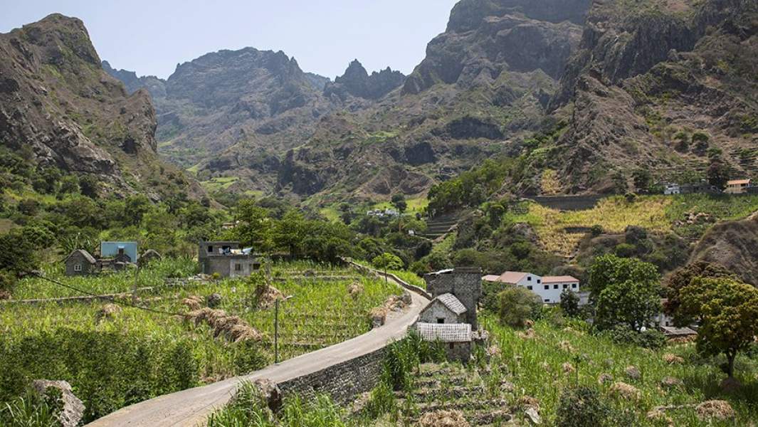 Тропа в одной из долин на острове Санту-Антан