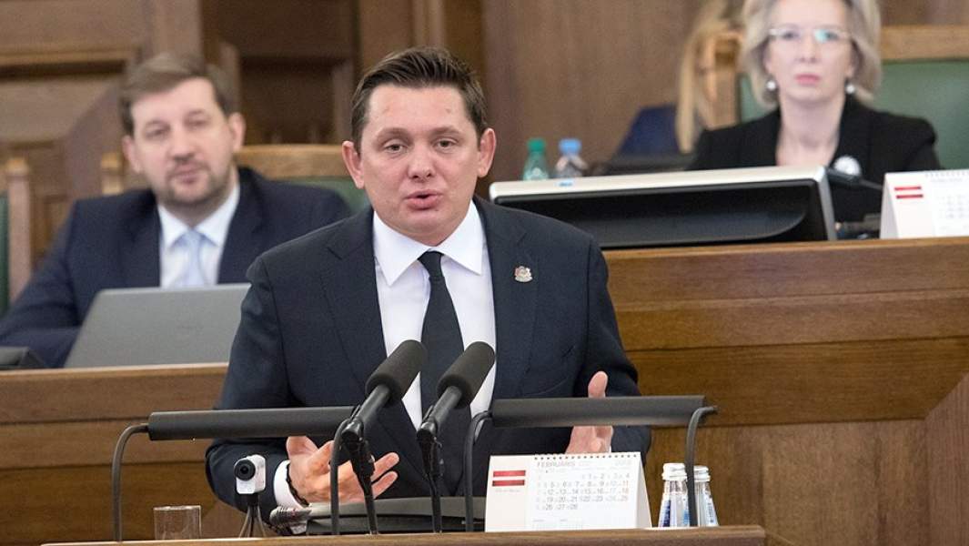 Артус Кайминьш во время выступления в Сейме 