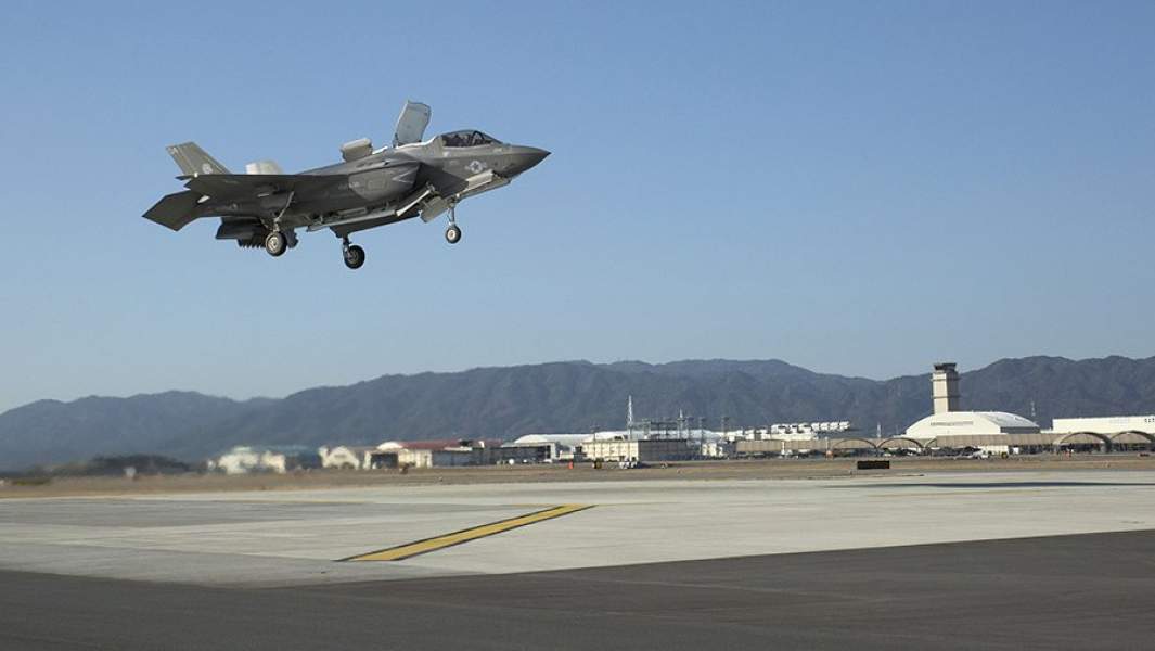 Многофункциональный истребитель-бомбардировщик F-35B Lightning II ВВС США на авиабазе «Ивакуни» в Японии