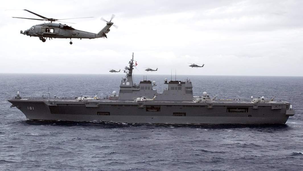 Вертолетоносец «Хюга» на совместных учениях c ВМС США