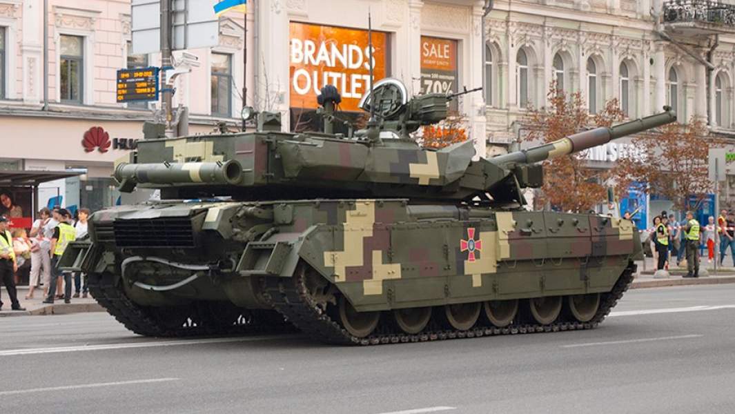 Украинский основной боевой танк Т-84-120 «Ятаган» на параде в Киеве