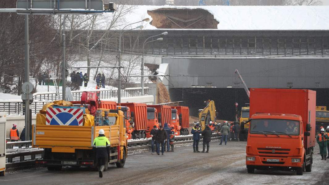 Машины аварийных служб около Тушинского тоннеля Волоколамского шоссе в Москве, затопленного после провала грунта в шлюзе №8 канала имени Москвы