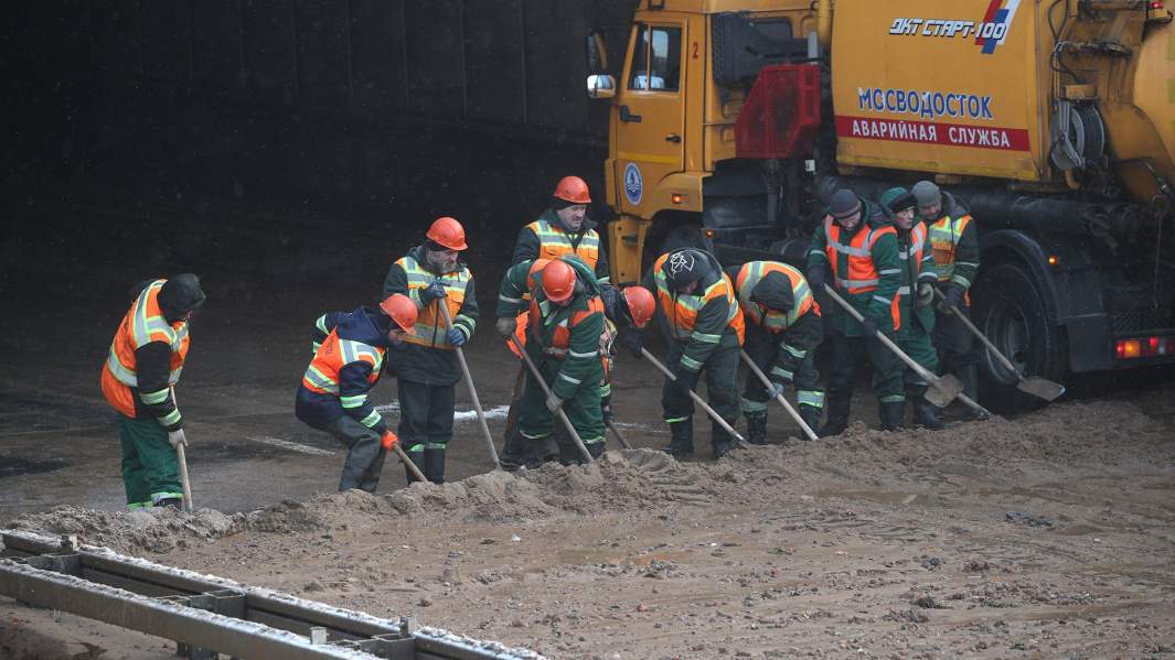 Сотрудники Мосводоканала в Тушинском тоннеле во время работ по ликвидации последствий затопления тоннеля