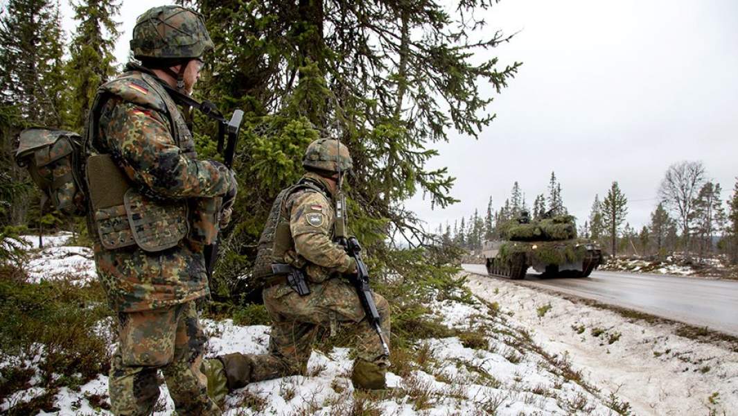 Солдаты и бронетехника бундесвера во время учений Trident Juncture