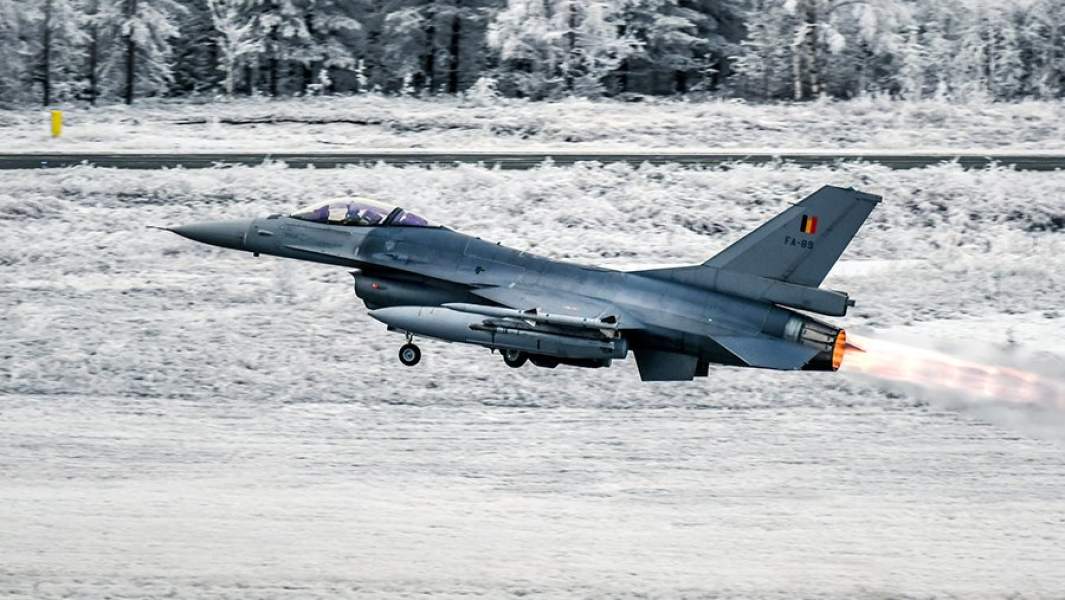 Истребитель F-16 ВВС Бельгии взлетает во время учений Trident Juncture