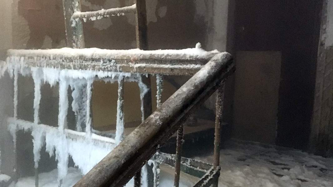 Зимой подъезд превращается в ледяную пещеру со сталактитами и сталагмитами