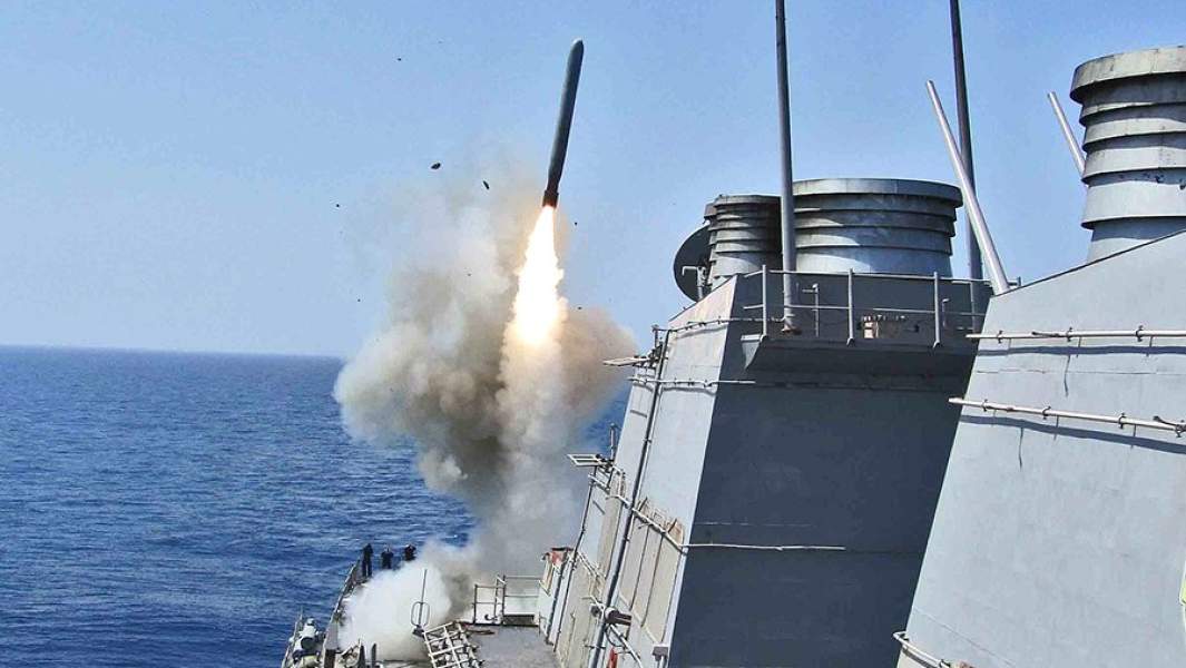 Запуск крылатой ракеты «Томагавк» с борта американского эсминца USS Barry