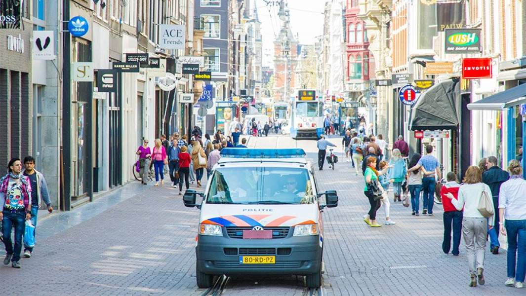 Полицейский автомобиль на улице в Амстердаме