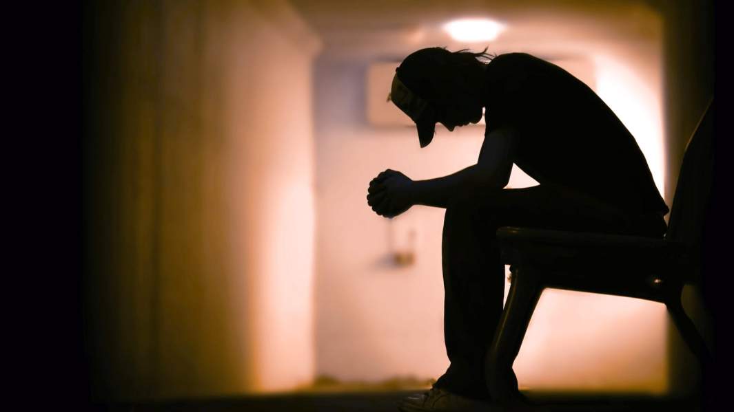 молодой человек грустит