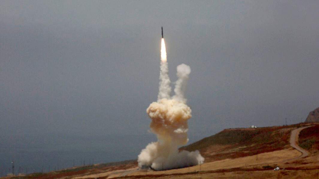 Запуск ракеты-перехватчика наземного базирования системы GBI 