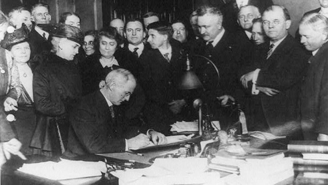 Губернатор Джеймс П. Гудрич подписывает «сухой закон»  в штате Индиана, 1917