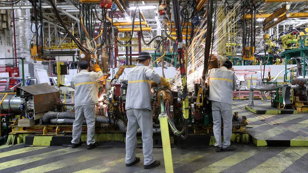 Рабочии на линии сборки автомобилей