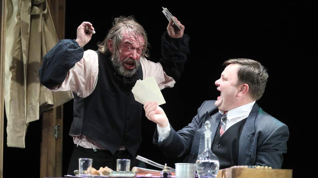 Актер Владимир Машков в роли Абрама Шварца (слева) и актер Сергей Беляев в роли Мейера Вольфа в сцене из спектакля «Матросская Тишина» в театре Олега Табакова