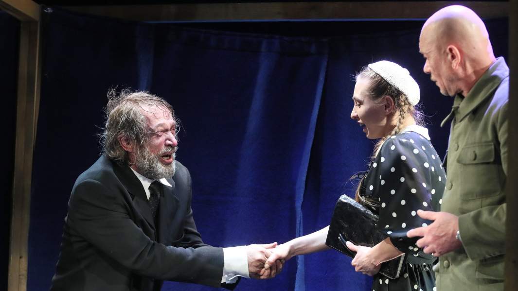 Актеры Владимир Машков в роли Абрама Шварца, Наталья Попова в роли Ханы и Андрей Смоляков в роли Чернышева (слева направо) в сцене из спектакля «Матросская Тишина» в театре Олега Табакова