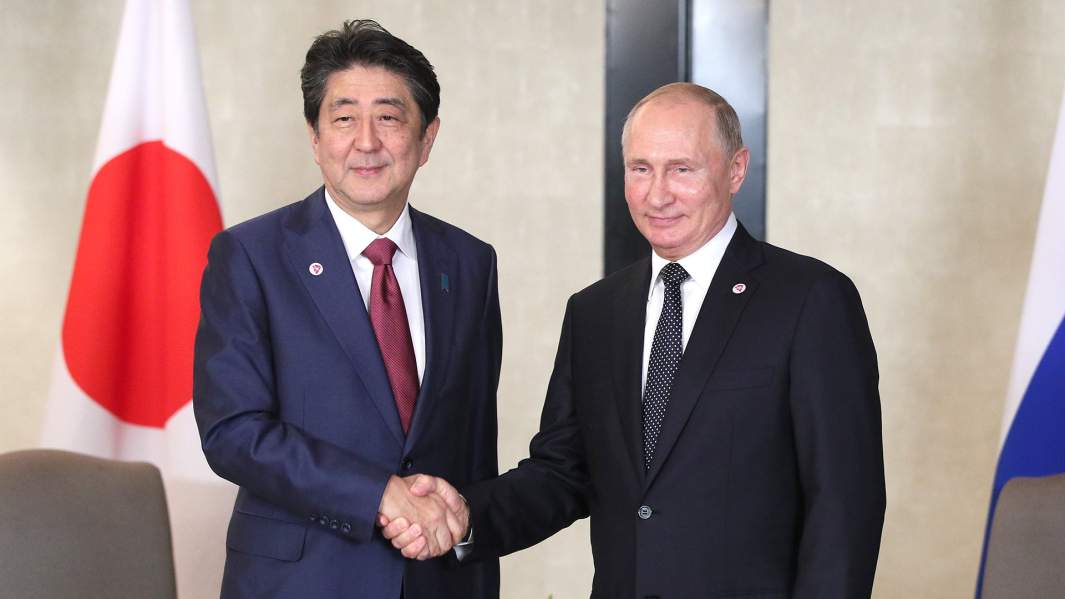 Владимир Путин и Синдзо Абэ на полях саммита АСЕАН в Сингапуре 