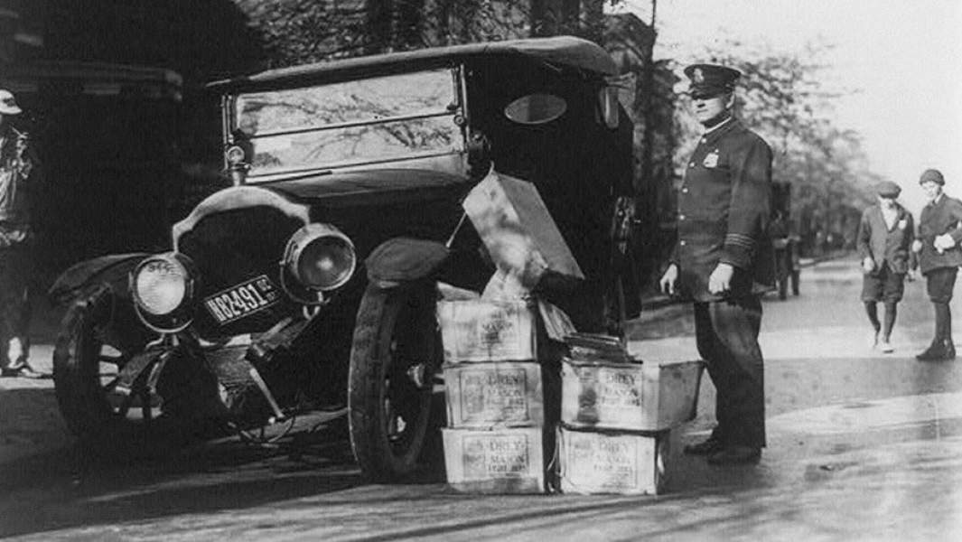 Полицейский с разбитым автомобилем и конфискованным самогоном