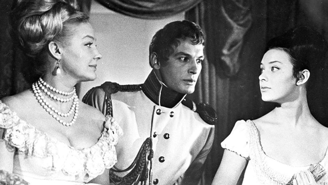 Ирина Скобцева (слева) в роли Элен, Василий Лановой (в центре) в роли Анатолия Курагина и Людмила Савельева в роли Наташи Ростовой в фильме «Война и мир» (режиссер Сергей Бондарчук)