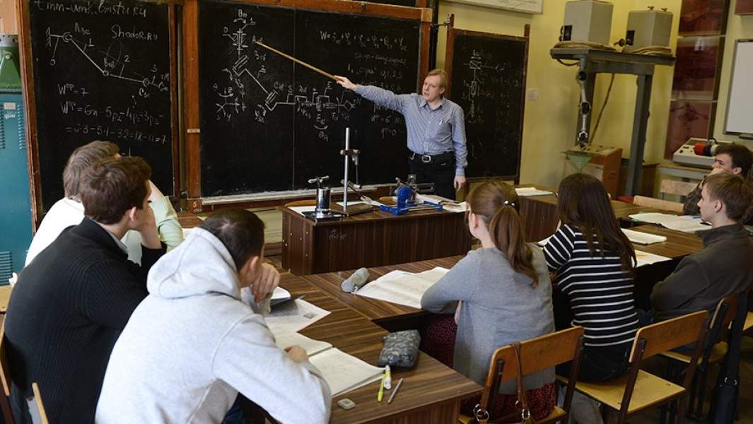 Студенты МГТУ имени Н.Э. Баумана во время занятий в кабинете механизмов