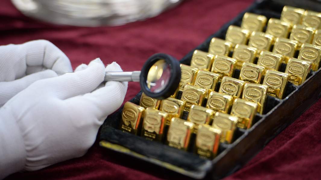 осмотр золотых слитков