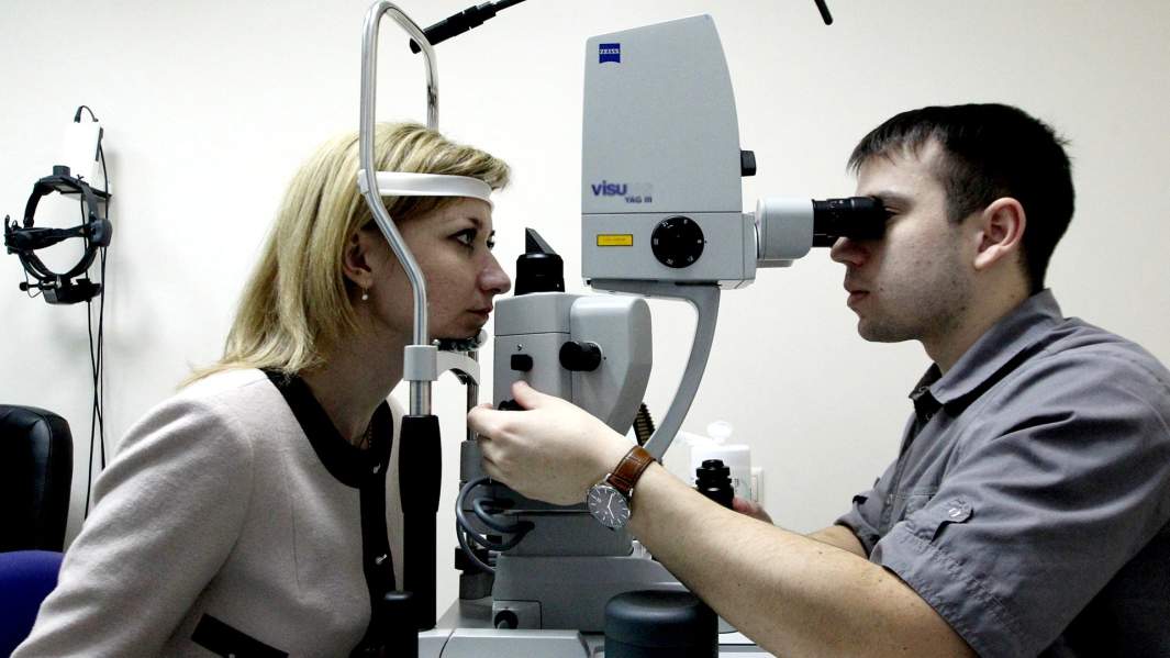 Врач-офтальмолог проводит прием пациентки