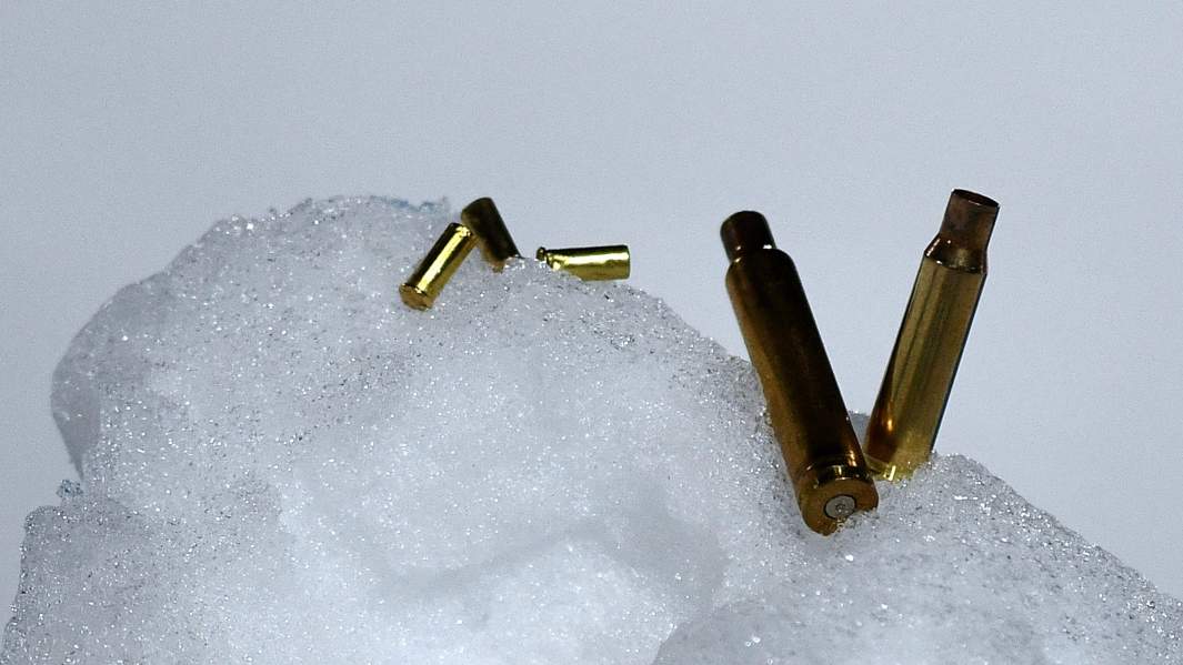 гильзы на снегу