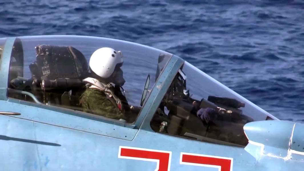 Пилот в корабельном истребителе Су-33 ВКС РФ