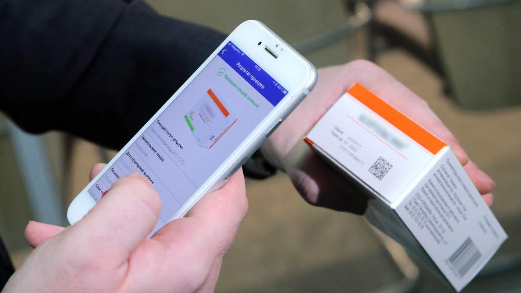 Демонстрация считывания QR-кода с помощью смартфона с упаковки