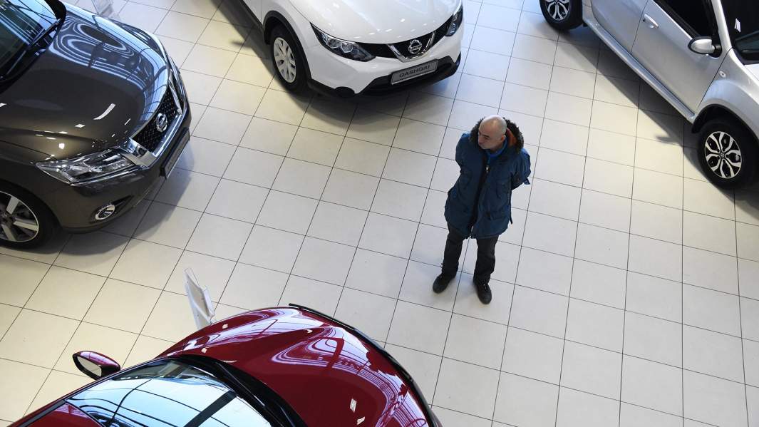 Покупатель в салоне «Nissan»