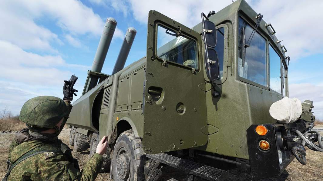 Военнослужащие во время тактических учений береговых ракетных войск Балтийского флота с использованием противокорабельного ракетного комплекса «Бастион»