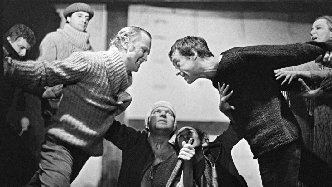 Сцена из спектакля «Гамлет» в постановке Театра на Таганке. Владимир Высоцкий в роли Гамлета (справа), Александр Пороховщиков в роли Клавдия (слева)