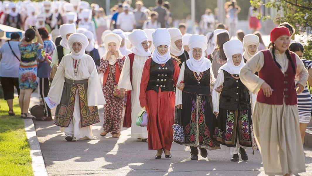 Женщины в традиционных головных уборах во время фестиваля в Бишкеке