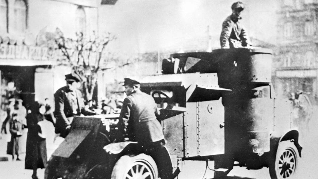 Советский броневик на улице города Киева после освобождения ее частями Красной Армии от петлюровцев, 1919 год