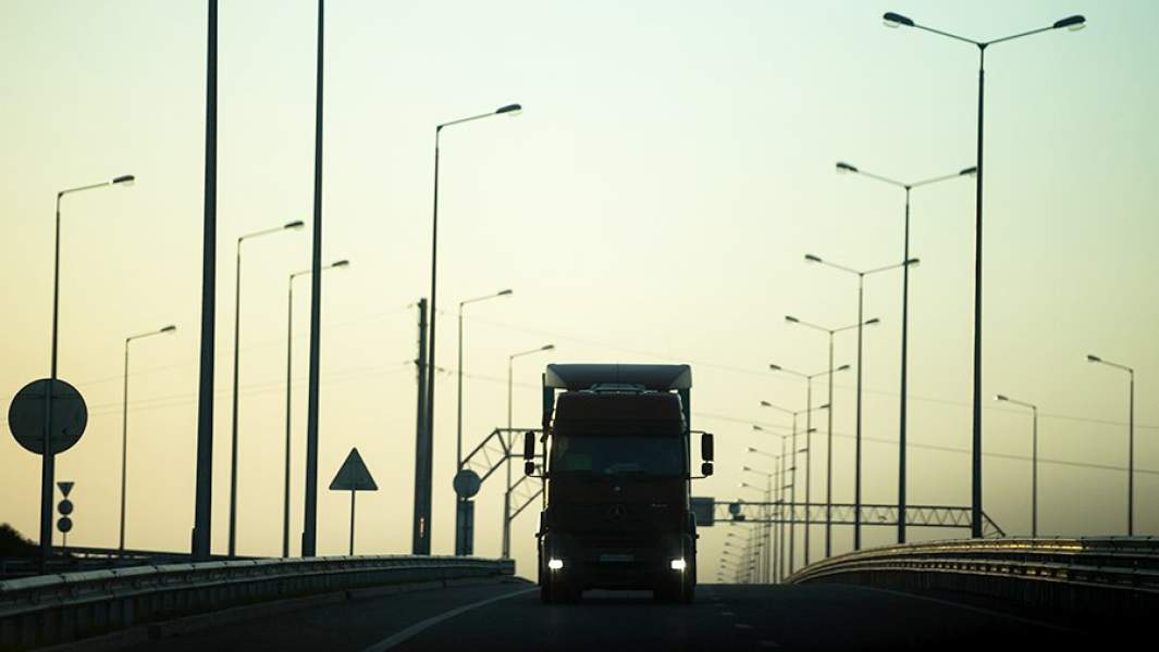 Грузовая машина на Крымском мосту