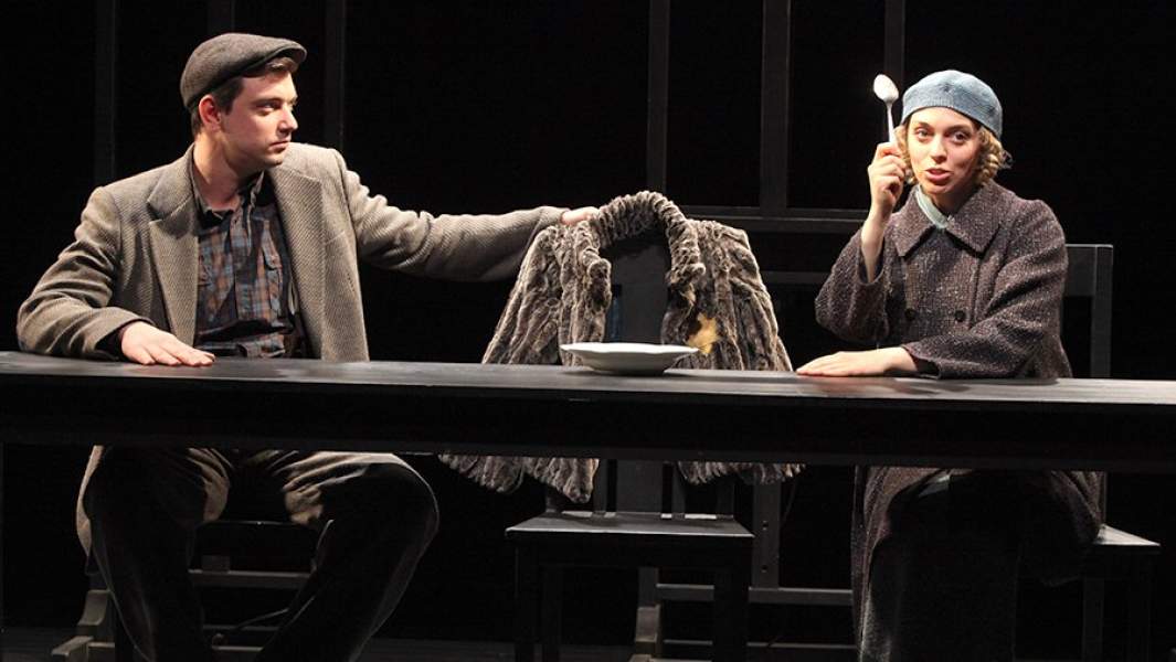 Актеры Тарас Епифанцев и Нелли Уварова в сцене из спектакля режиссера Миндаугаса Карбаускиса «Ничья длится мгновенье» по одноименному роману Ицхокаса Мераса в Российском академическом молодежном театре