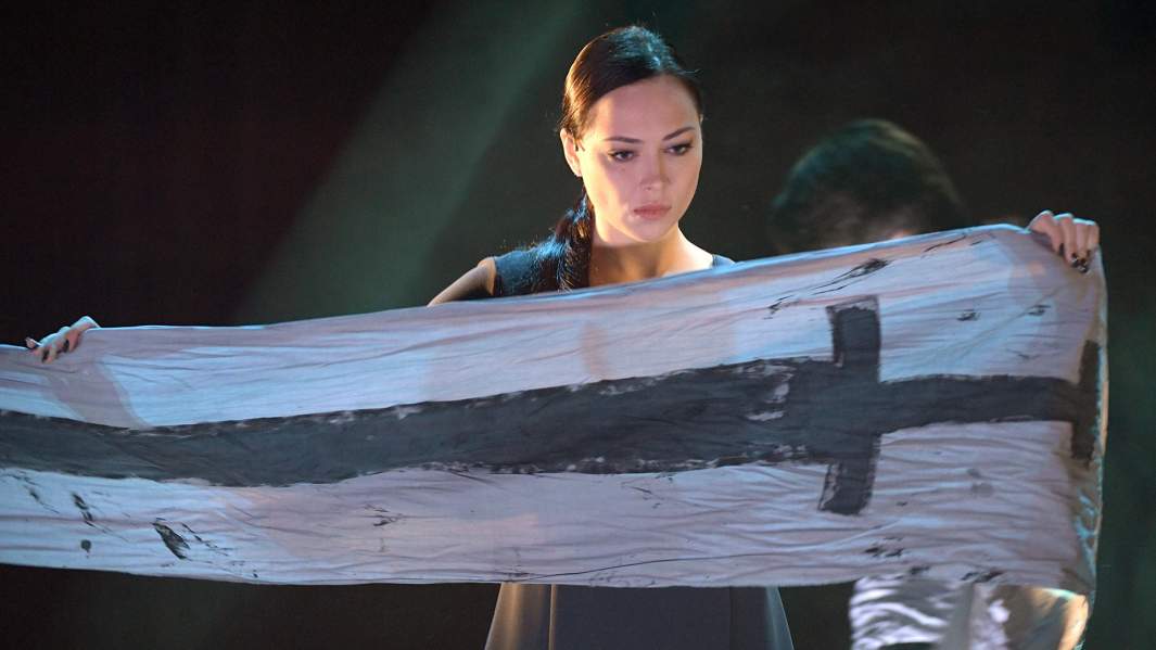 Настасья Самбурская в роли леди Макбет в сцене из спектакля «Макбет» по пьесе Уильяма Шекспира в постановке режиссёра Антона Яковлева в Театре на Малой Бронной