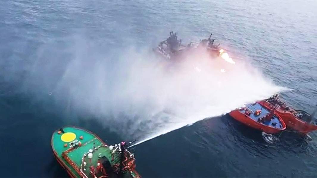 Службы МЧС РФ тушат пожар на горящих в Керченском проливе газовых танкерах