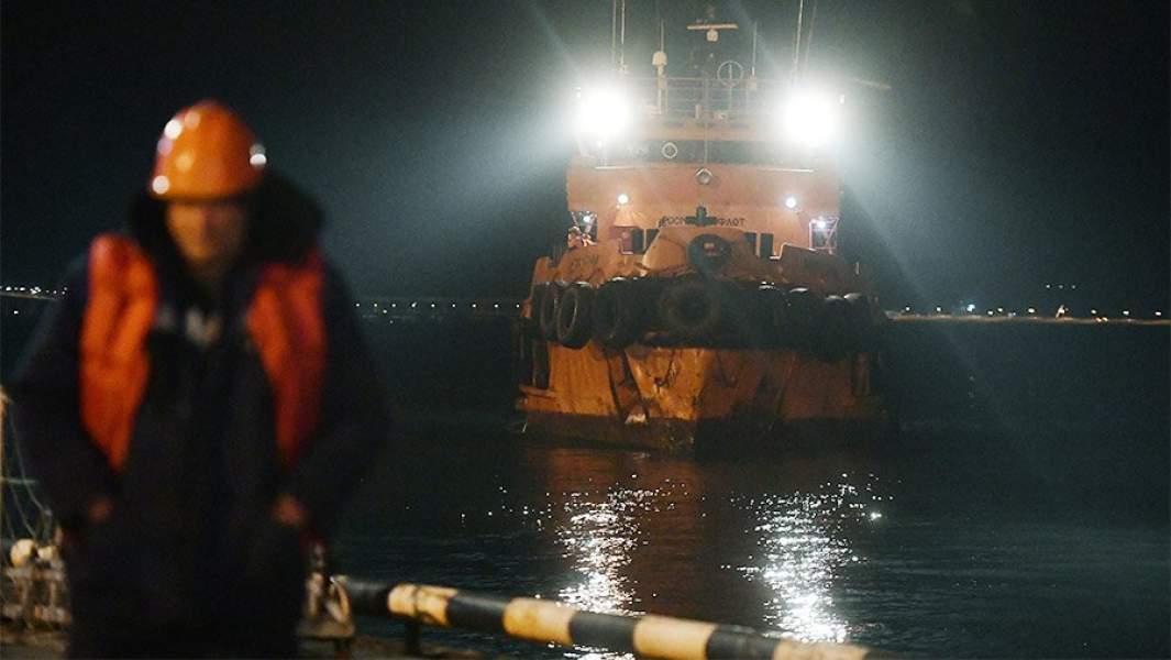Буксир морской спасательной службы «Меркурий» с 12 пострадавшими и 10 погибшими моряками прибывает в торговый порт Керчи