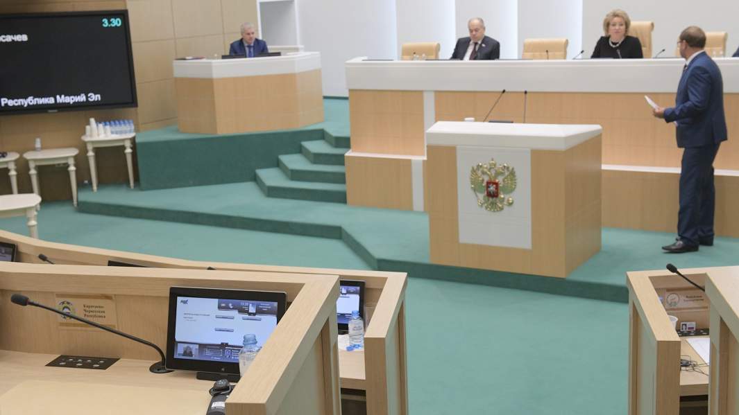 Место (слева на первом плане) члена комитета Совета Федерации РФ по экономической политике Рауфа Арашуков