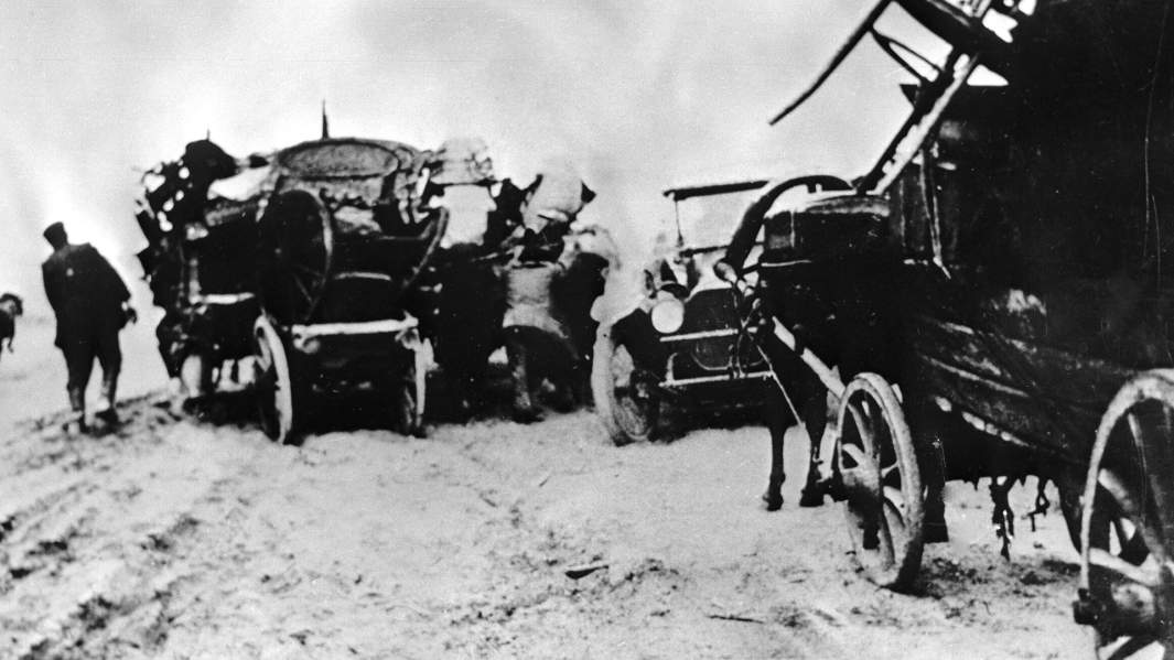 Жители города Умань, погрузив свои пожитки в телеги, убегают от петлюровцев, 1919 год