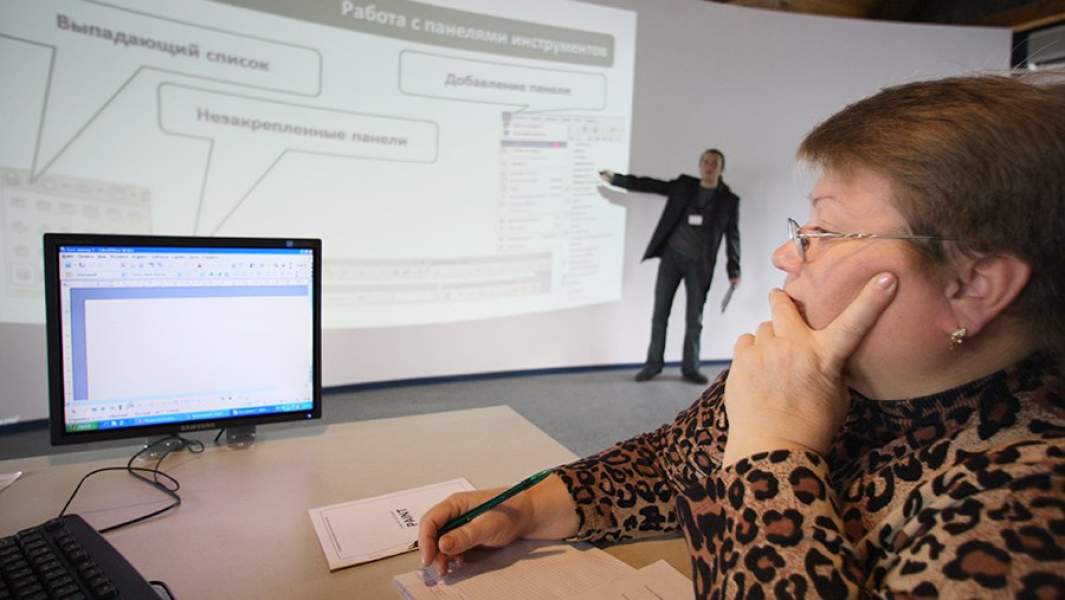 Во время занятий на курсах компьютерной грамотности для граждан предпенсионного возраста