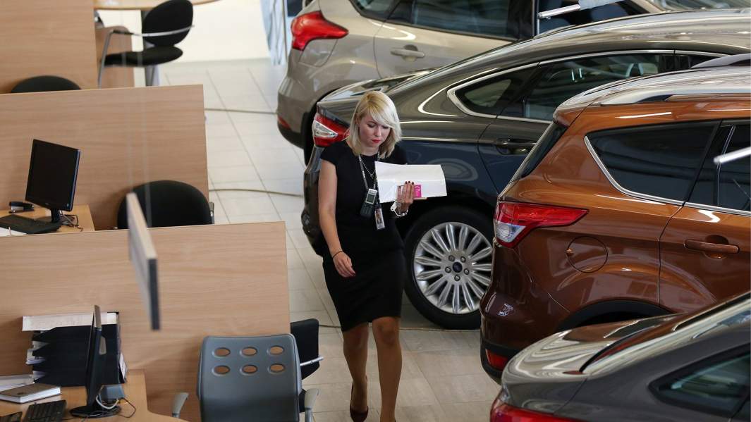 Сотрудница дилерского центра продаж и обслуживания автомобилей Ford