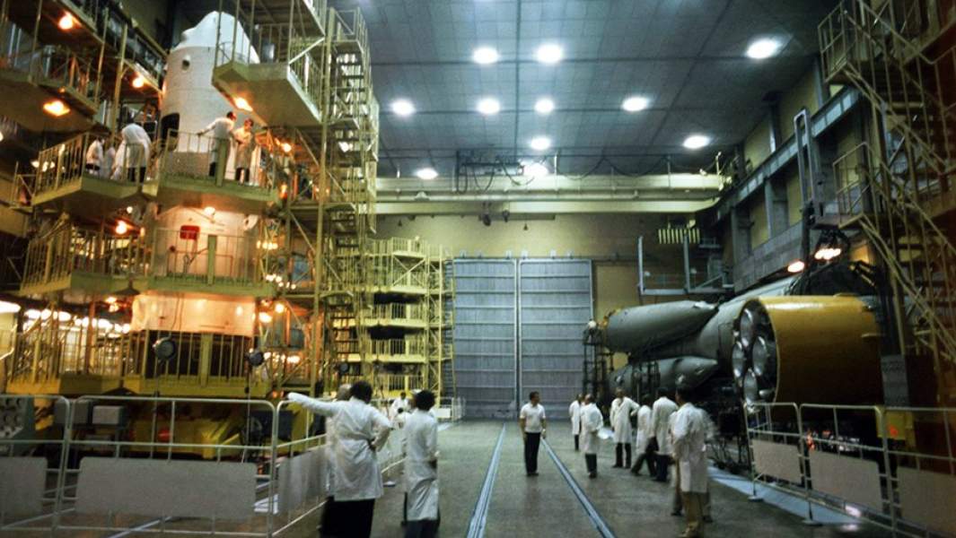 Космический корабль «Союз Т-6» в монтажно-испытательном корпусе космодрома «Байконур». 1 июня 1982 года