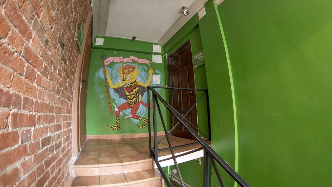 Лестница в хостеле «Годзиллас»