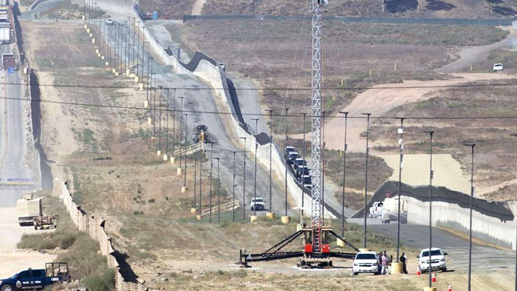 В США приступили к строительству образцов стены на границе с Мексикой